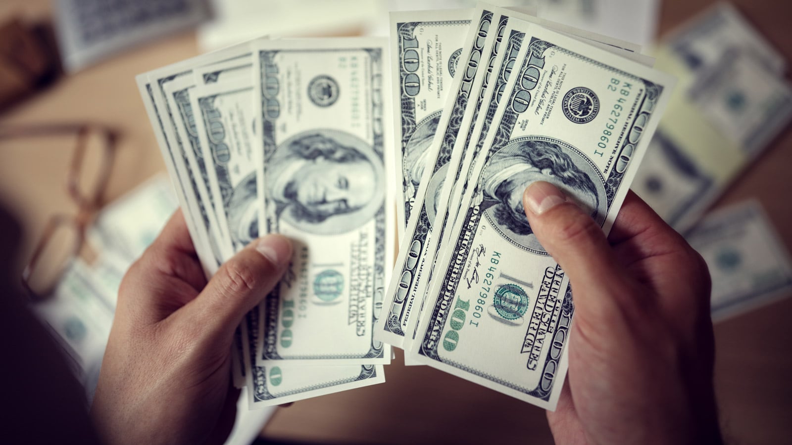 Sprawdź kto pracuje w finansach