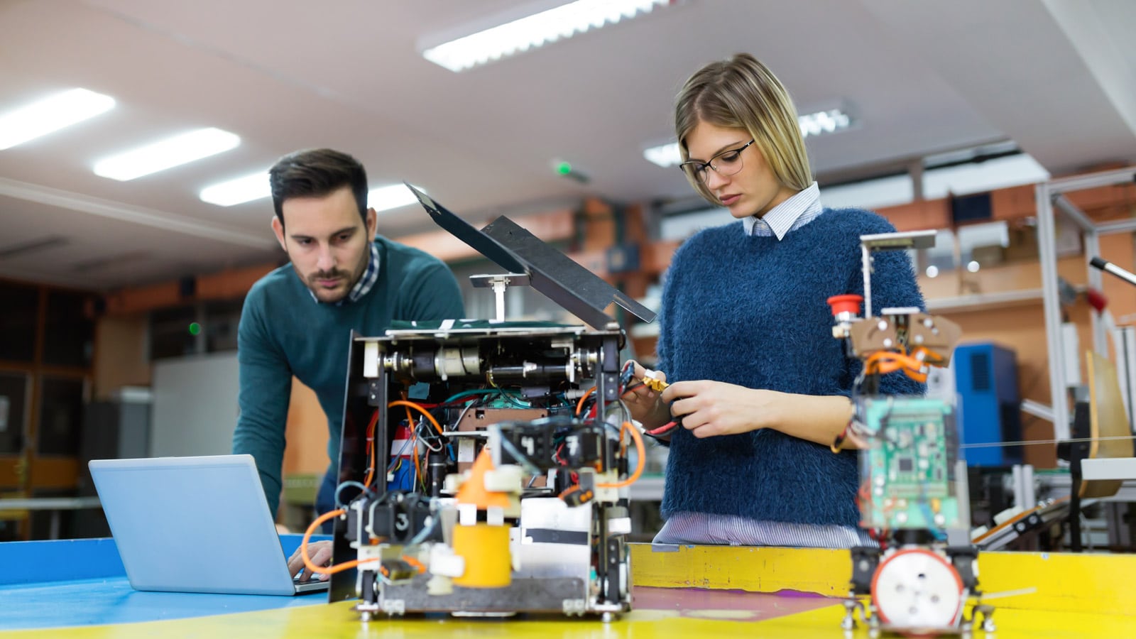Człowiek i robot – przyszłość automatyzacji