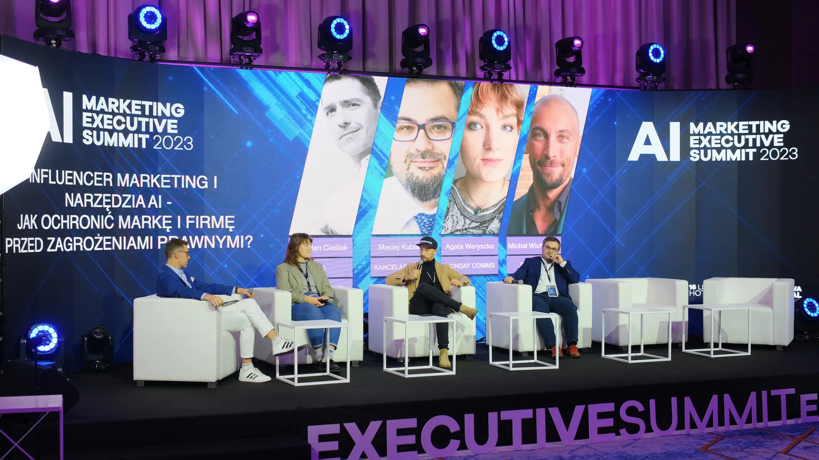 Panel na scenie Executive Summit w hotelu InterContinental w Warszawie