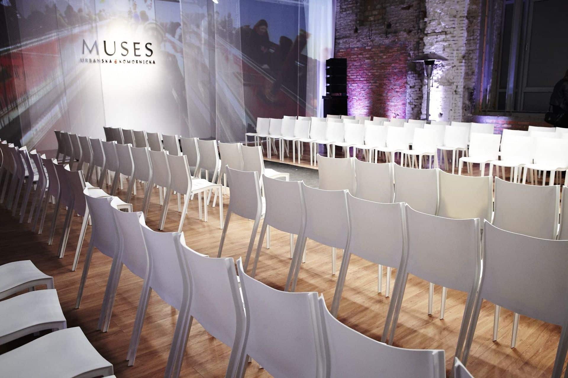 Co warto wiedzieć o aranżacji eventowej aranżacja eventowa Rent Design wąskie krzesła Stick