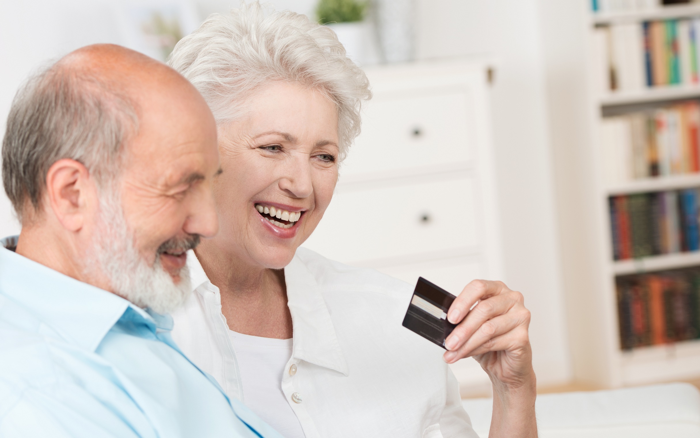 Seniorzy kupują w sieci zakupy online senior w sieci.
