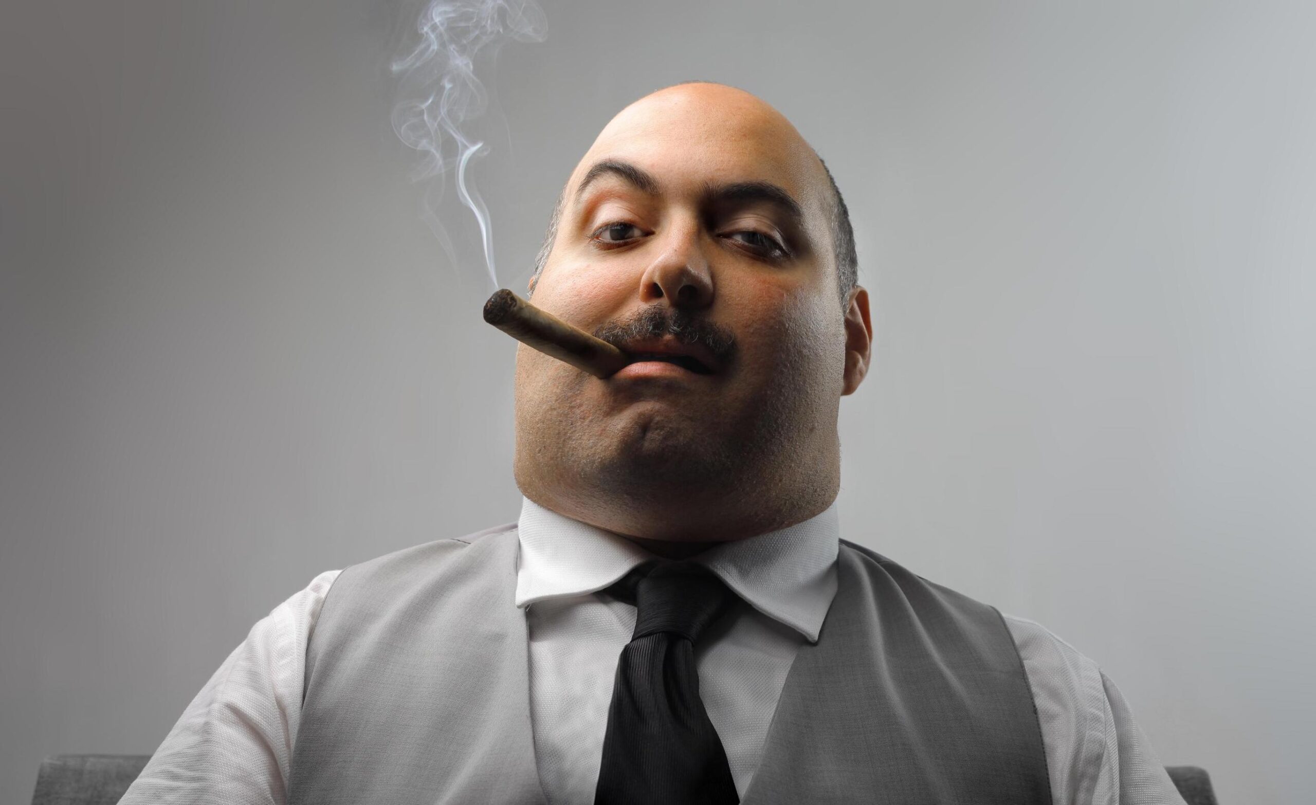 Jak zabić motywację pracowników Poradnik bad boss smoking cigar scaled