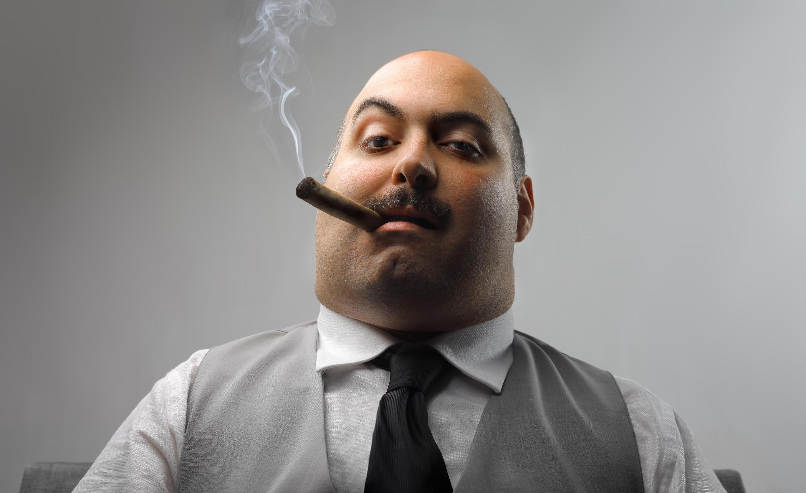 Jak zabić motywację pracowników motywacja bad boss smoking cigar