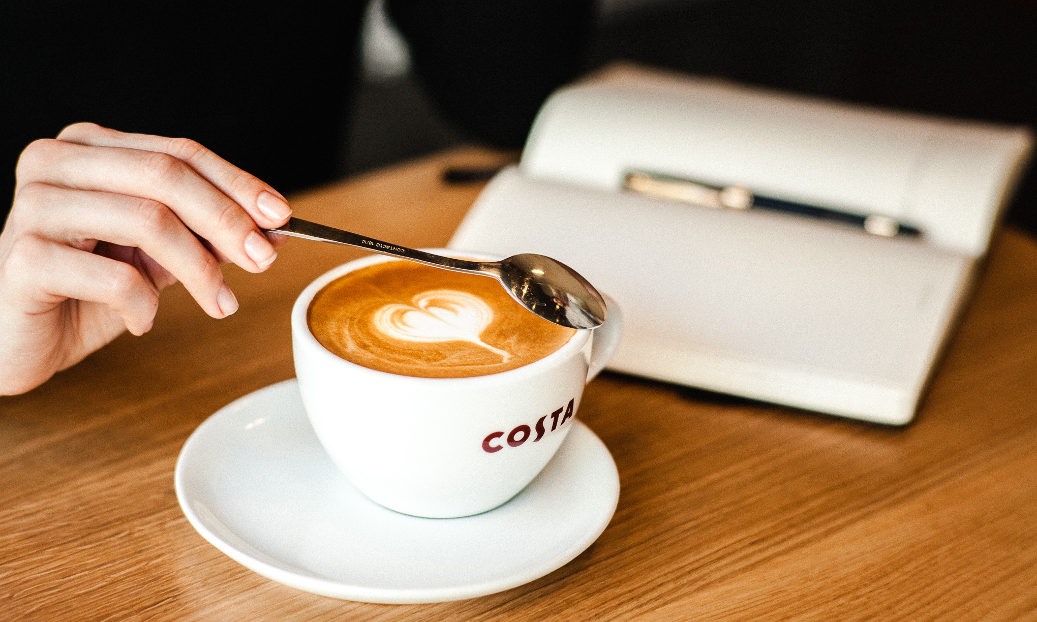 Nietypowa współpraca COSTA COFFEE Prószyński i S-ka Costa Coffee Zaczytaj się do ostatniej kropli crop