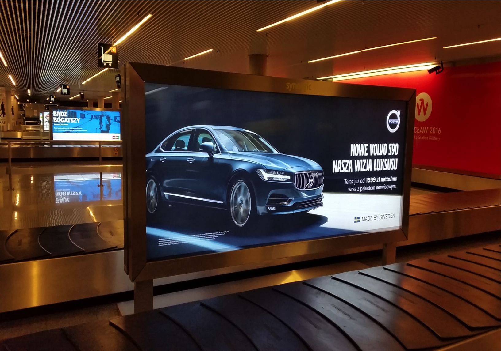 Reklama na lotniskach to wakacyjny pewniak! Synergic zdjęcie nośnik typu blacklight