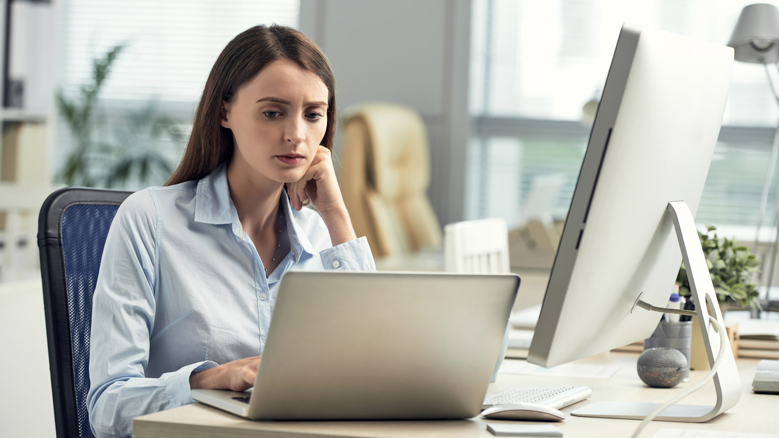 Jak przestrzegać RODO w e-mailach Salesforce mediarun kobieta komputer 2019