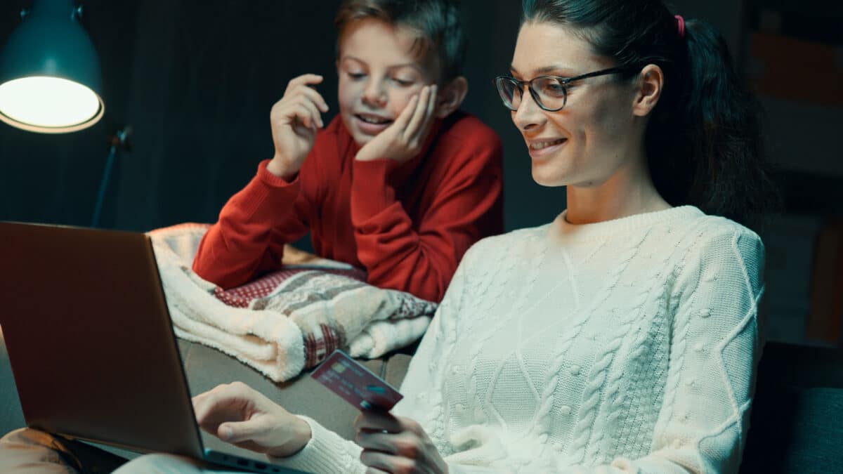 Polacy kupują online w czasie pracy? Blue Media mediarun noc zakupy online syn kobieta 2020