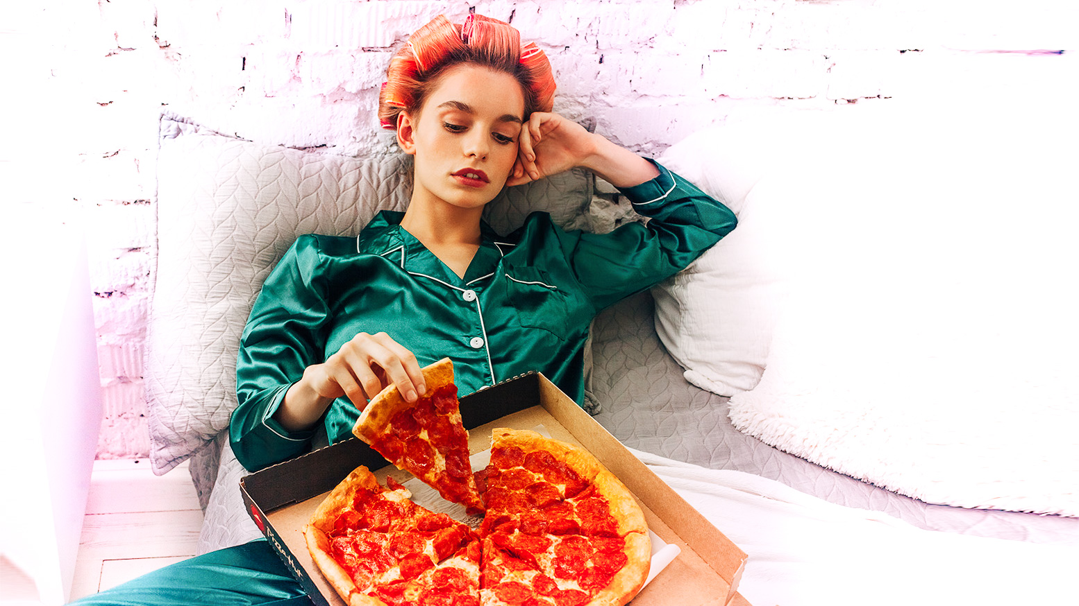 Ghost kitchens rozwiązaniem niegotujących merce.com MEDIARUN kobieta pizama pizza dom 2020 v1