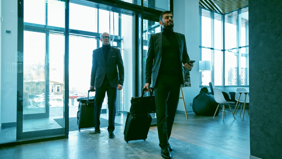 Czy Polska jest liderem napływu siły roboczej z zagranicy? Ludzie mediarun buisnes man podroz walizka biznes 2020