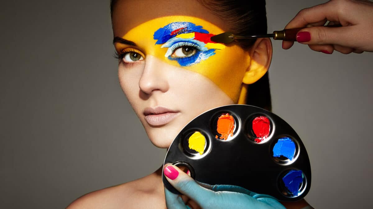 Jak Polacy zaopatrują się w kosmetyki? Badania mediarun makeup farby kobieta 2020