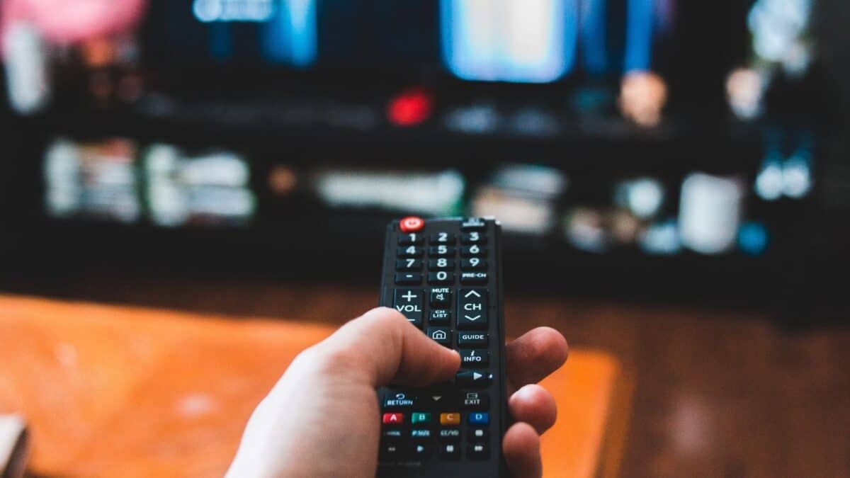 Pracujemy i wypoczywamy w trybie online [BADANIE] badanie mediarun watching tv