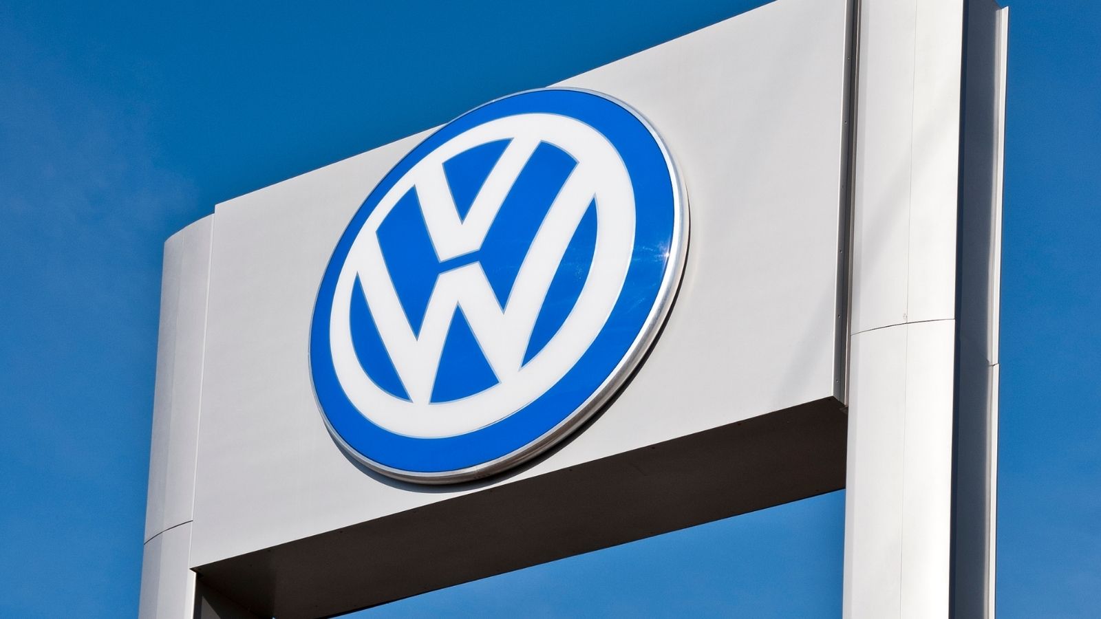 Volkswagen rozstrzygnął przetarg Przetargi mediarun volkswagen logo