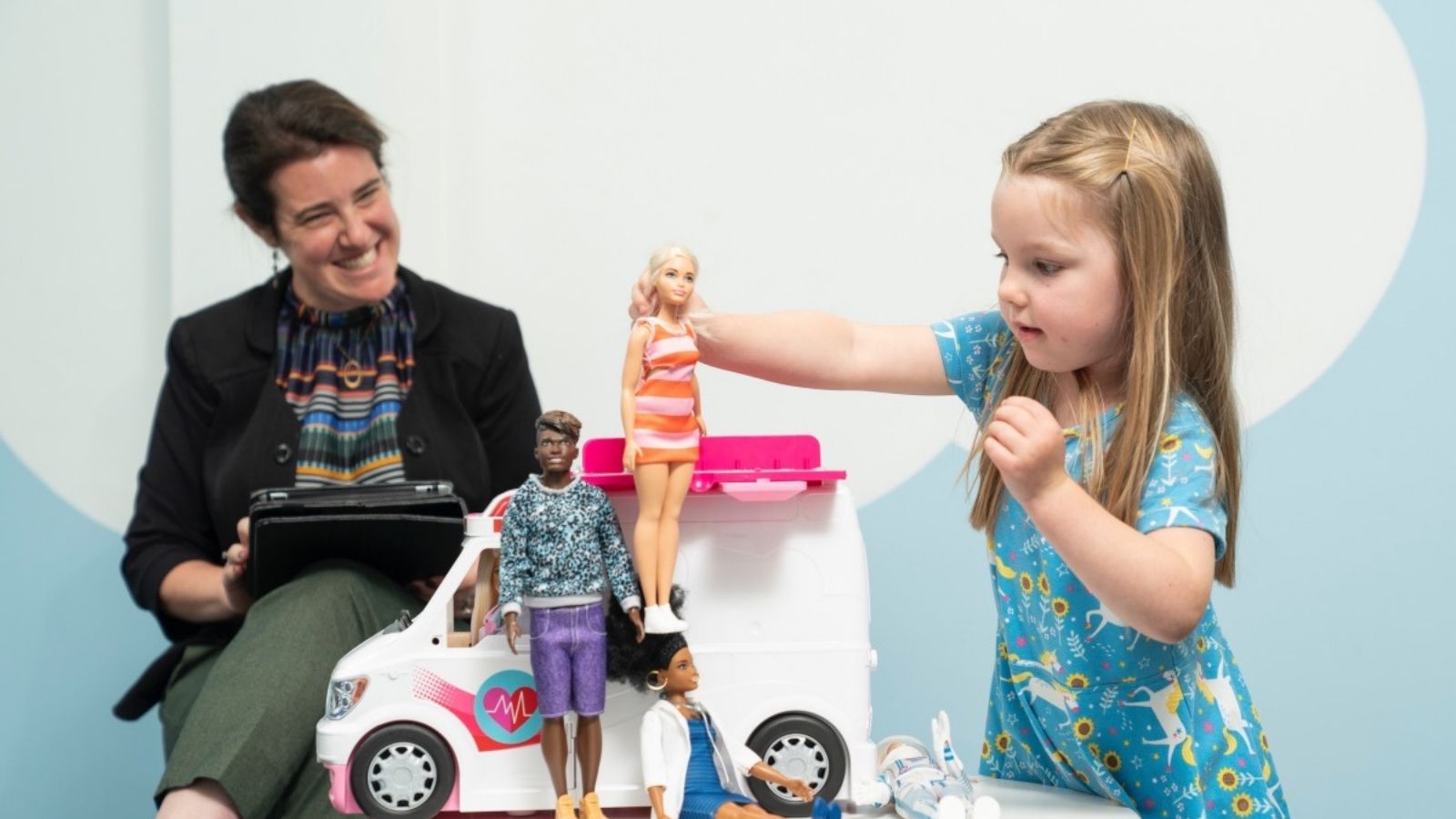 Jak zabawa lalkami może rozwinąć inteligencję emocjonalną? Barbie mediarun mattel badania