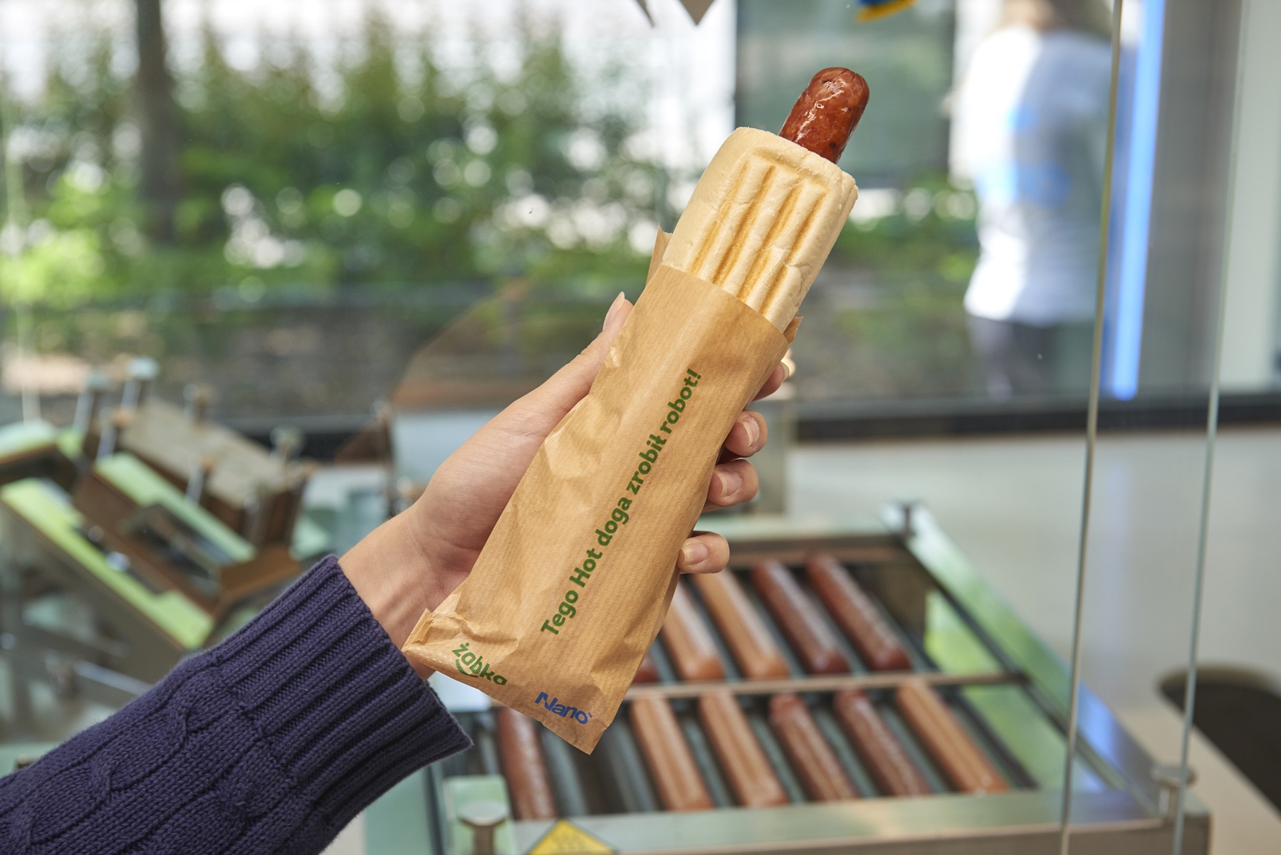 Innowacyjny koncept sklepu Żabka hot-dog Innowacyjny koncept sklepu Zabka Zabka Nano robot Robbie 3