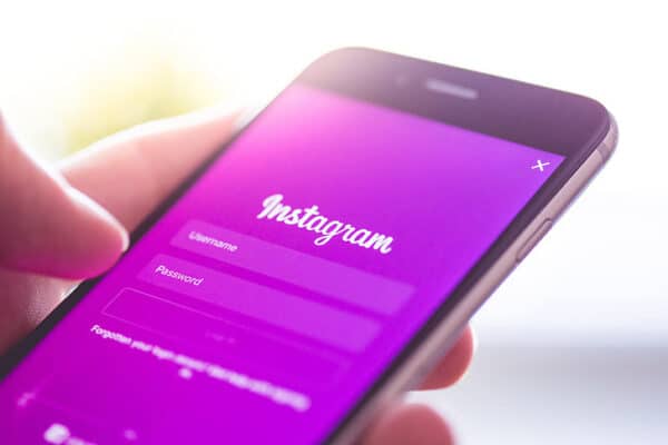 12 zasad, które wzmocnią Twój brand na Instagramie chain reaction business hands instagram iphone preview