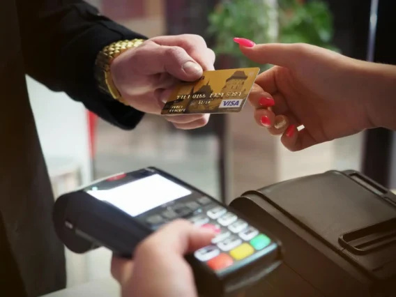 Wypłata gotówki poza bankomatem? Polacy chętnie korzystają z usługi cashback w sieciach handlowych