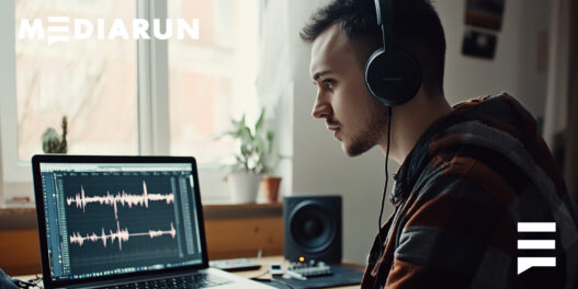 AI voice cloning w marketingu – hit czy niebezpieczna zabawa głosem? AI MEDIARUN VOICE CLONNING AI 2025 W MARKETINGU 1600x800