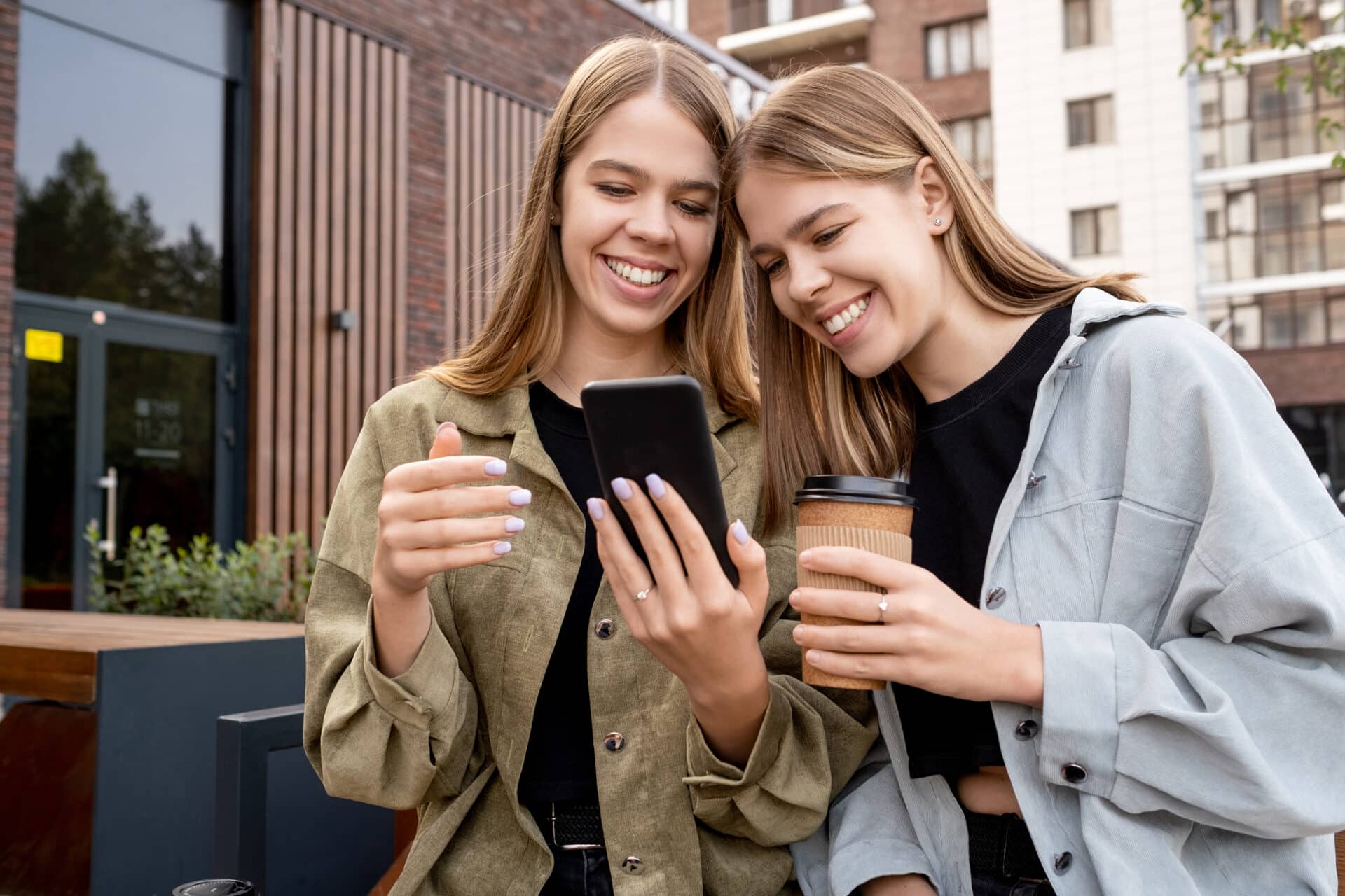 Mediarun.com - Marketing, AI, Digital, Trendy, Kariera MEDIARUN COM KOBIETY USMIECH TELEFON