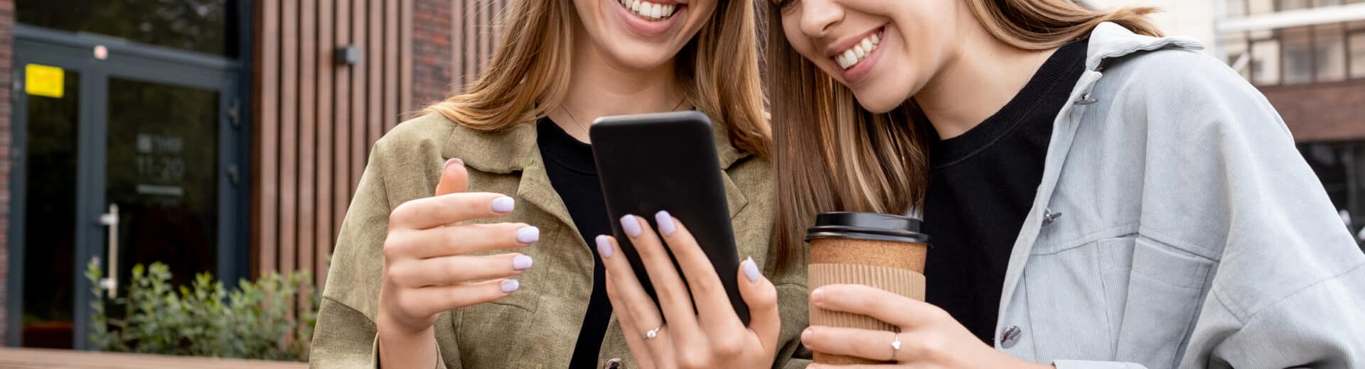 Rich Media - wszystko co musisz wiedzieć! mobile advertising MEDIARUN COM KOBIETY USMIECH TELEFON