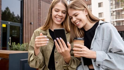 Rich Media - wszystko co musisz wiedzieć! AR MEDIARUN COM KOBIETY USMIECH TELEFON
