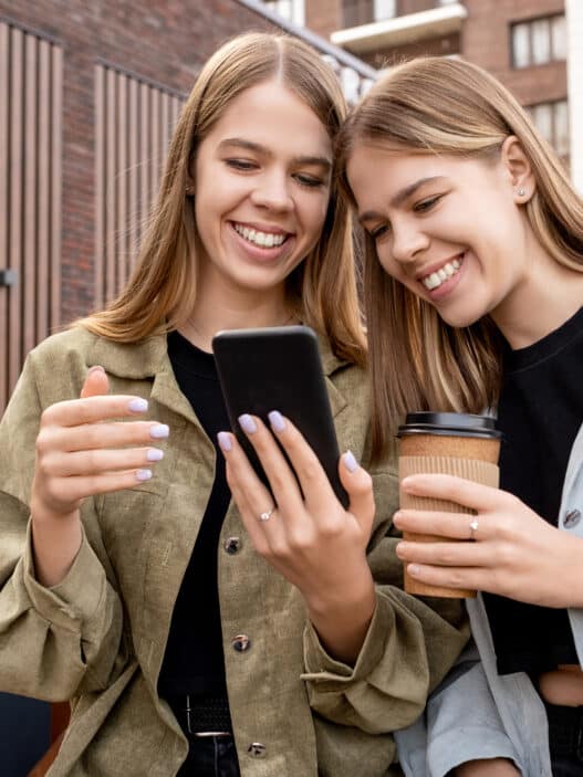 Rich Media - wszystko co musisz wiedzieć! AR MEDIARUN COM KOBIETY USMIECH TELEFON