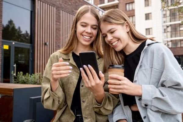 Rich Media - wszystko co musisz wiedzieć! AR MEDIARUN COM KOBIETY USMIECH TELEFON