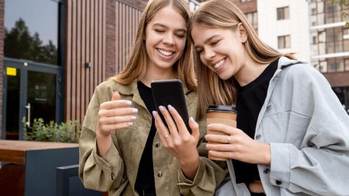 Rich Media - wszystko co musisz wiedzieć! Trendy MEDIARUN COM KOBIETY USMIECH TELEFON