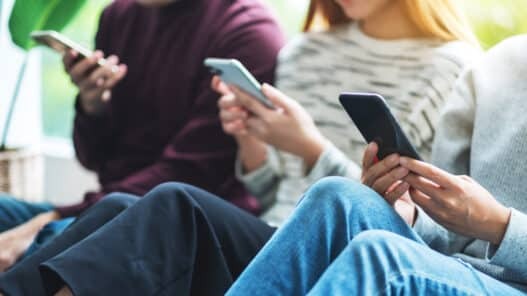 1 504 000 nowych użytkowników w 1 rok! Która platforma podbija Polskę? Kariera MEDIARUN LUDZIE TELEFON