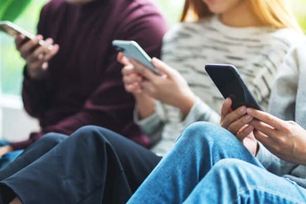 1 504 000 nowych użytkowników w 1 rok! Która platforma podbija Polskę? Kariera MEDIARUN LUDZIE TELEFON