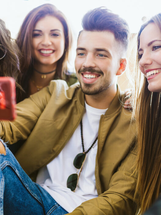 INSTAGRAM, TIK TOK, YOU TUBE i LINKEDIN zmieniają algorytmy, które mają kluczowe znaczenie dla social media marketingu w 2025 Anna Kowalska mediarun com ludzie socialmedia usmiech 1