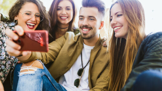 INTAGRAM, TIK TOK, YOU TUBE i LINKEDIN zmieniają algorytmy, które mają kluczowe znaczenie dla social media marketingu w 2025 Anna Kowalska mediarun com ludzie socialmedia usmiech