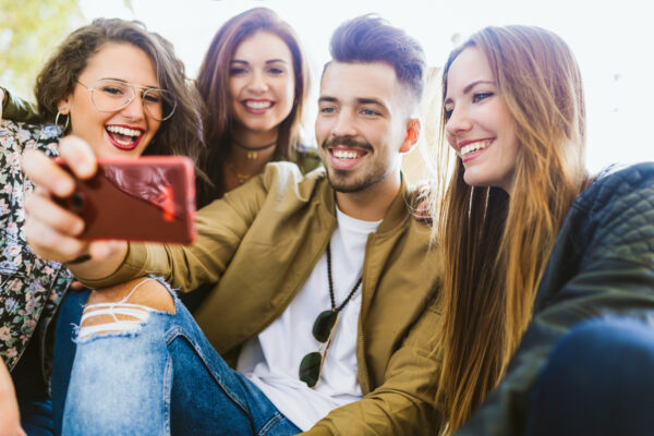 INTAGRAM, TIK TOK, YOU TUBE i LINKEDIN zmieniają algorytmy, które mają kluczowe znaczenie dla social media marketingu w 2025 Anna Kowalska mediarun com ludzie socialmedia usmiech