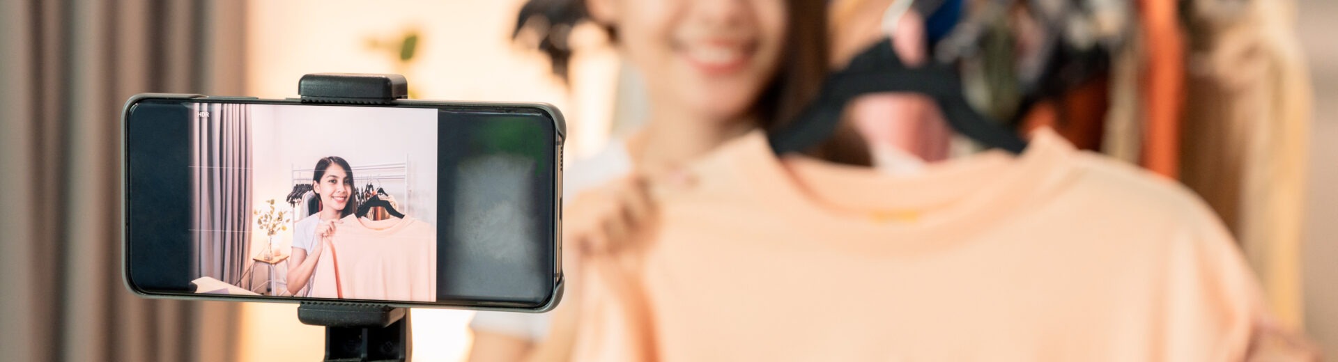 Jak w 4 krokach zwiększyć sprzedaż dzięki TikTokowi TikTok MEDIARUN COM KOBIETA KAMERA ZAKUPY