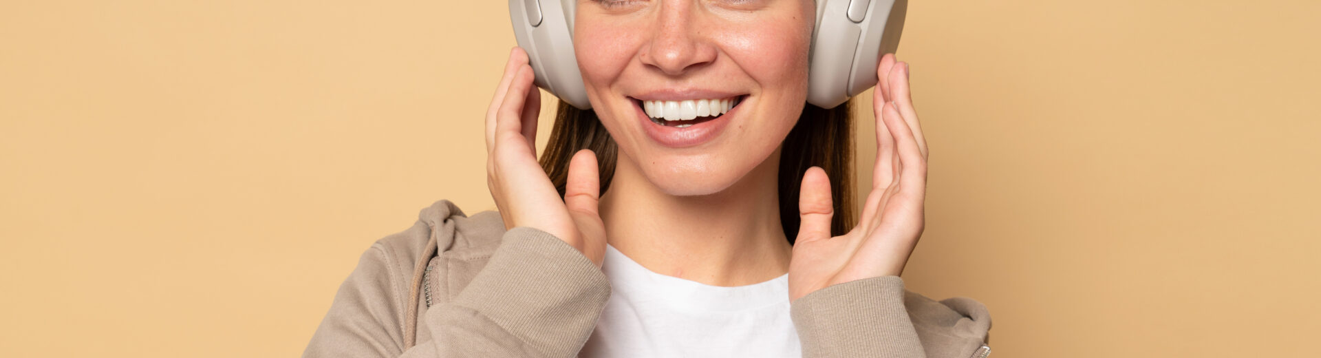 Myślisz, że wiesz wszystko o reklamie audio? Te formaty Cię zaskoczą Reklama audio MEDIARUN DZIEWCZYNA SLUCHAWKI POTCAST MUZYKA