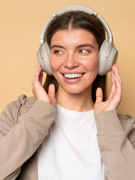 Myślisz, że wiesz wszystko o reklamie audio? Te formaty Cię zaskoczą AudioPOI MEDIARUN DZIEWCZYNA SLUCHAWKI POTCAST MUZYKA