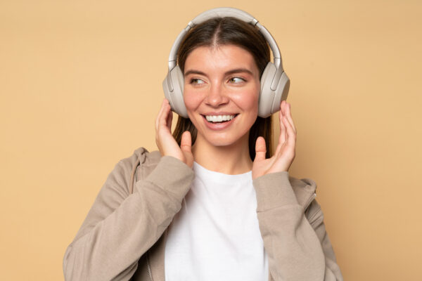 Myślisz, że wiesz wszystko o reklamie audio? Te formaty Cię zaskoczą AudioPOI MEDIARUN DZIEWCZYNA SLUCHAWKI POTCAST MUZYKA