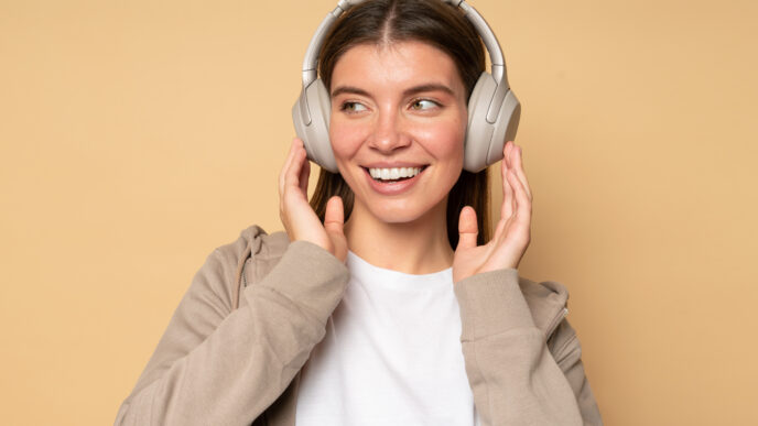 Myślisz, że wiesz wszystko o reklamie audio? Te formaty Cię zaskoczą AudioPOI MEDIARUN DZIEWCZYNA SLUCHAWKI POTCAST MUZYKA