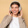 Myślisz, że wiesz wszystko o reklamie audio? Te formaty Cię zaskoczą AudioPOI MEDIARUN DZIEWCZYNA SLUCHAWKI POTCAST MUZYKA