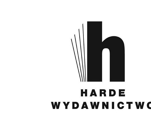 Wydawnictwo HARDE, specjalizujące się w literaturze faktu, reportażach i true crime, ogłosiło 27 marca 2026 roku trzy strategiczne zmiany kadrowe. Joanna Góra obejmuje fotel Dyrektora Wydawniczego, Filip Pokrzywniak zostaje Dyrektorem Marketingu i Promocji, a Natalia Gowin awansuje na szefową działu redakcji. To wyjątkowo mocne zagranie w momencie, gdy literatura non-fiction przeżywa w Polsce jeden z najgorętszych sezonów od lat.