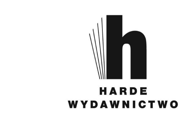 Wydawnictwo HARDE, specjalizujące się w literaturze faktu, reportażach i true crime, ogłosiło 27 marca 2026 roku trzy strategiczne zmiany kadrowe. Joanna Góra obejmuje fotel Dyrektora Wydawniczego, Filip Pokrzywniak zostaje Dyrektorem Marketingu i Promocji, a Natalia Gowin awansuje na szefową działu redakcji. To wyjątkowo mocne zagranie w momencie, gdy literatura non-fiction przeżywa w Polsce jeden z najgorętszych sezonów od lat.