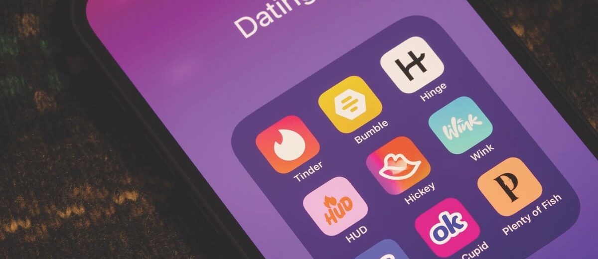 Branża randkowych aplikacji mobilnych wygenerowała w 2025 roku ponad 12,9 miliarda dolarów przychodu globalnie – i nigdy wcześniej nie była tak bogata. Paradoksalnie, nigdy wcześniej jej użytkownicy nie byli tak rozczarowani. Co poszło nie tak z technologią, która miała zrewolucjonizować miłość?