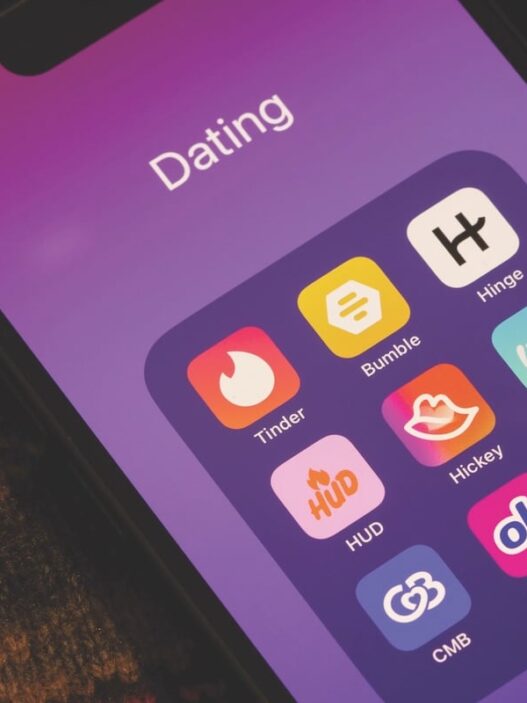Branża randkowych aplikacji mobilnych wygenerowała w 2025 roku ponad 12,9 miliarda dolarów przychodu globalnie – i nigdy wcześniej nie była tak bogata. Paradoksalnie, nigdy wcześniej jej użytkownicy nie byli tak rozczarowani. Co poszło nie tak z technologią, która miała zrewolucjonizować miłość?