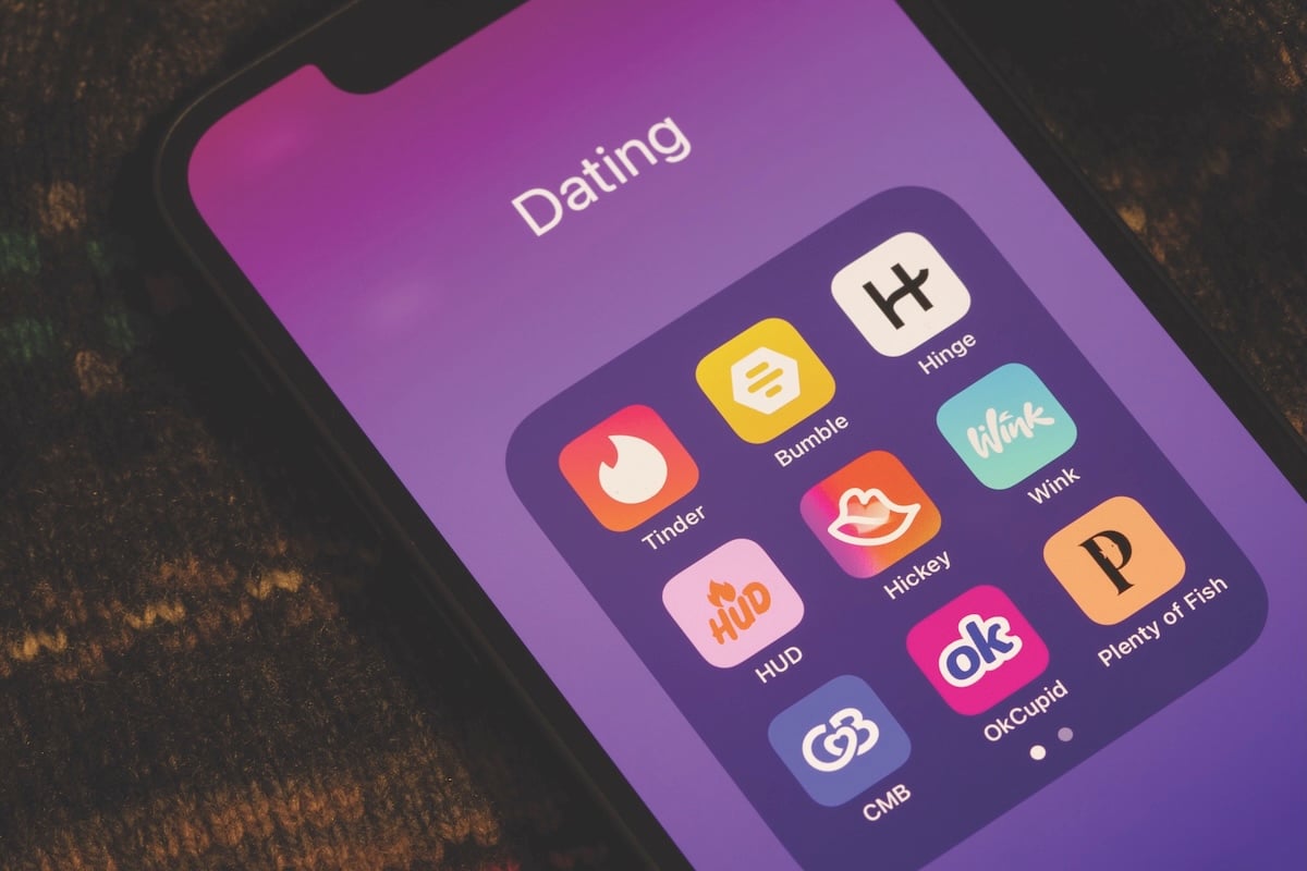 Branża randkowych aplikacji mobilnych wygenerowała w 2025 roku ponad 12,9 miliarda dolarów przychodu globalnie – i nigdy wcześniej nie była tak bogata. Paradoksalnie, nigdy wcześniej jej użytkownicy nie byli tak rozczarowani. Co poszło nie tak z technologią, która miała zrewolucjonizować miłość?