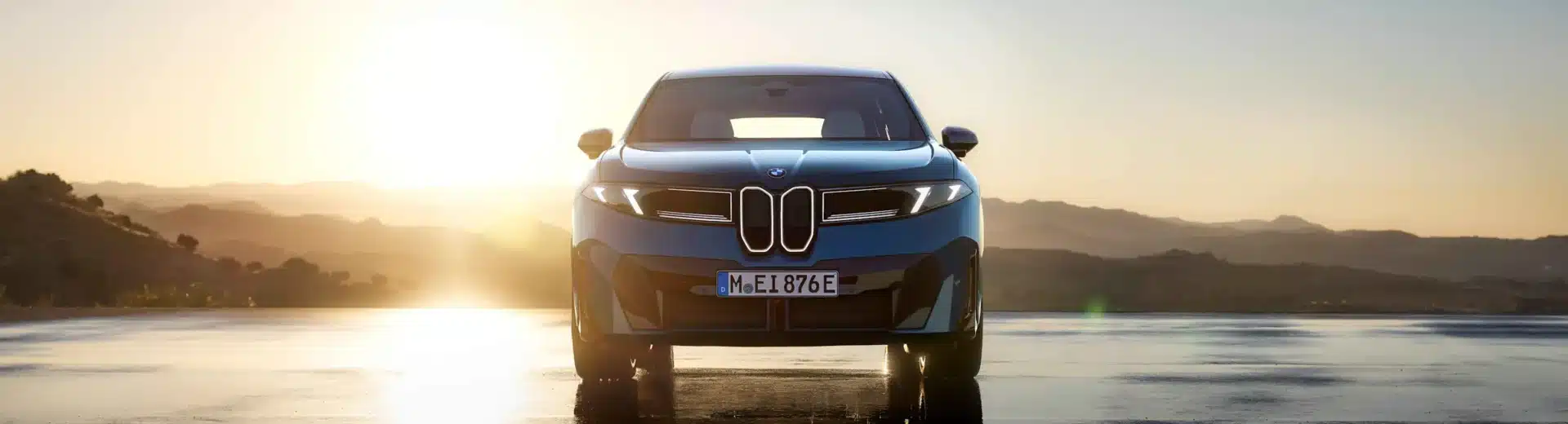 BMW to nie tylko samochody – to rewolucyjne kampanie reklamowe, które zmieniły marketing motoryzacyjny. Poznaj kulisy The Hire, Born Electric i kampanii napędzanych AI.