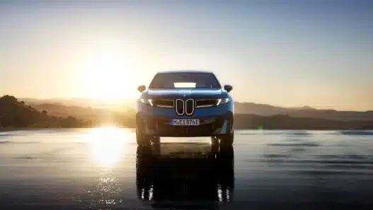 BMW to nie tylko samochody – to rewolucyjne kampanie reklamowe, które zmieniły marketing motoryzacyjny. Poznaj kulisy The Hire, Born Electric i kampanii napędzanych AI.