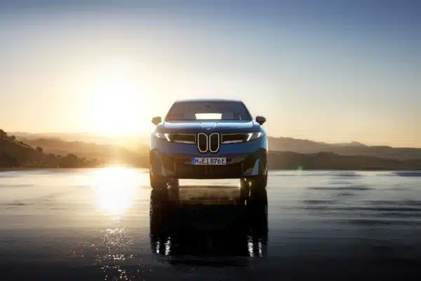 BMW to nie tylko samochody – to rewolucyjne kampanie reklamowe, które zmieniły marketing motoryzacyjny. Poznaj kulisy The Hire, Born Electric i kampanii napędzanych AI.