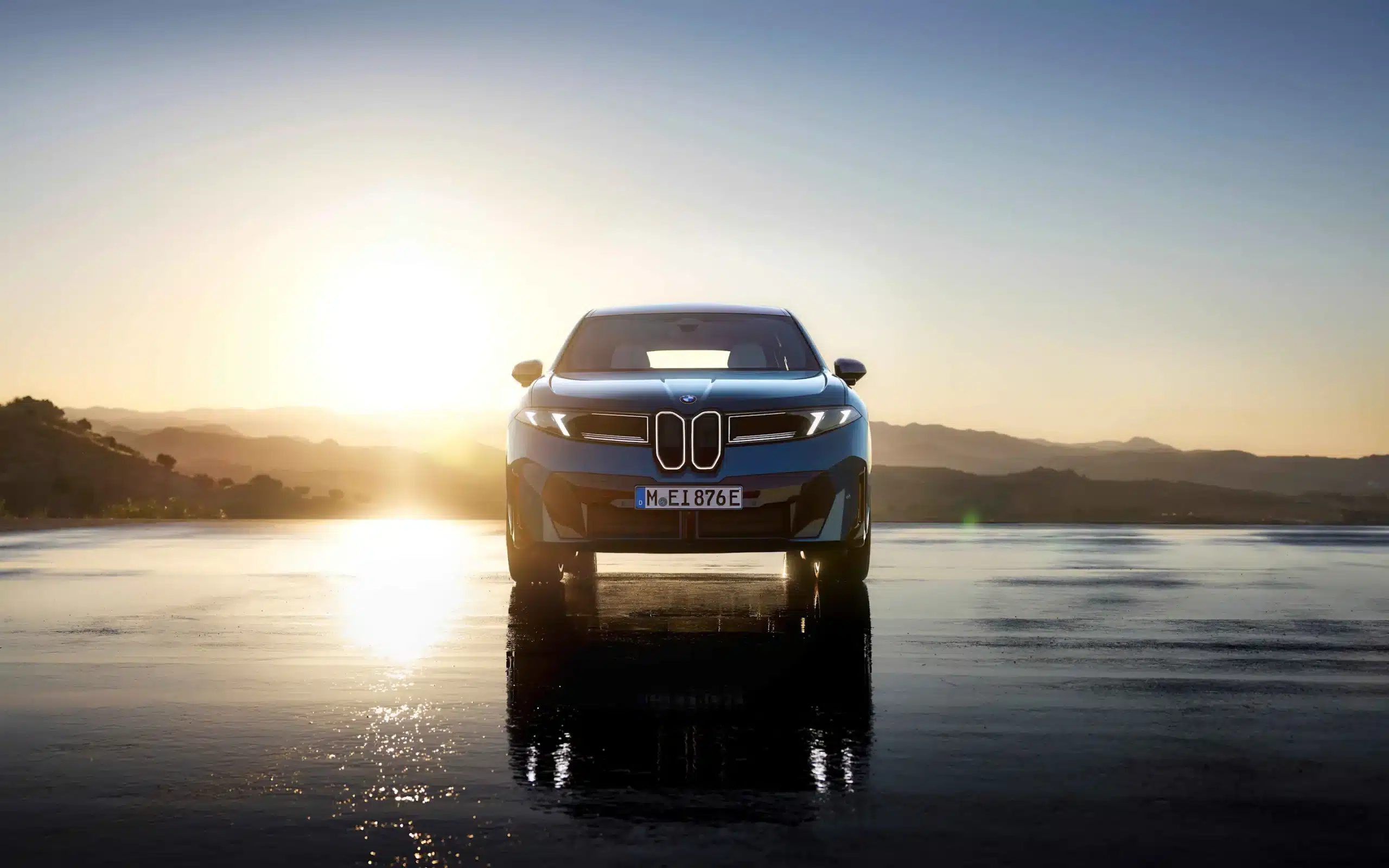 BMW to nie tylko samochody – to rewolucyjne kampanie reklamowe, które zmieniły marketing motoryzacyjny. Poznaj kulisy The Hire, Born Electric i kampanii napędzanych AI.