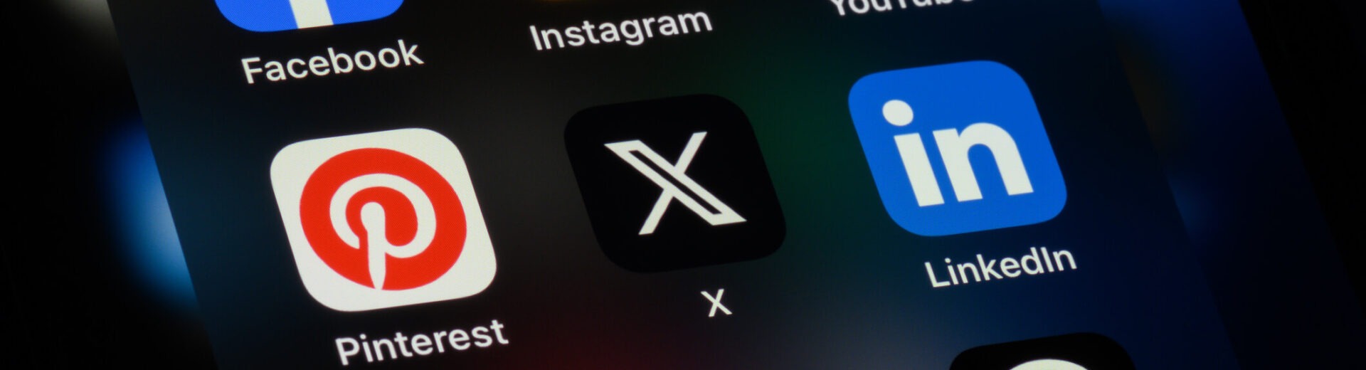 Algorytmy i social media, AI – jak sztuczna inteligencja przejęła kontrolę nad feedem? Analiza zmian na Facebooku, Instagramie i TikToku.