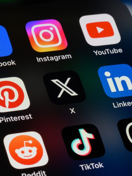 Algorytmy i social media, AI – jak sztuczna inteligencja przejęła kontrolę nad feedem? Analiza zmian na Facebooku, Instagramie i TikToku.