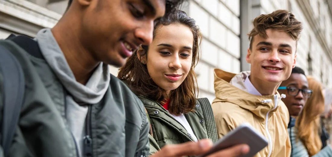 Płatności odroczone przestają być w Polsce luksusem czy nowinką technologiczną – stają się realnym oczekiwaniem, szczególnie wśród najmłodszych konsumentów. Najnowszy raport Comfino ujawnia, że niemal co trzeci Polak w wieku do 25 lat porzucił koszyk zakupowy w ostatnim półroczu wyłącznie dlatego, że sklep nie oferował opcji kup teraz, zapłać później